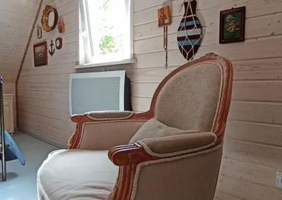 Zatoka Tataraku. Fotel w sypialni na piętrze.